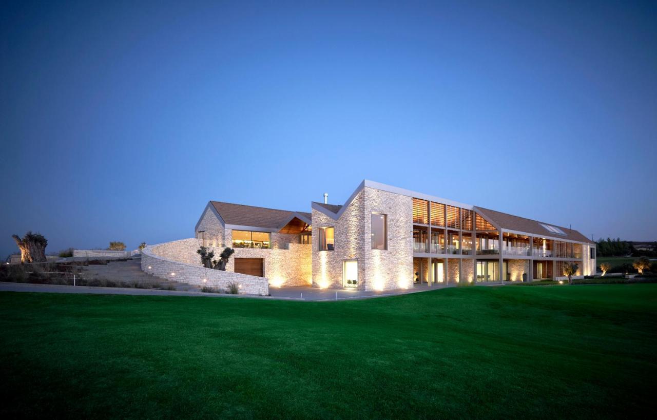 Minthis Resort Tsadha Esterno foto The clubhouse at the Royal County of Berkshire Golf Club