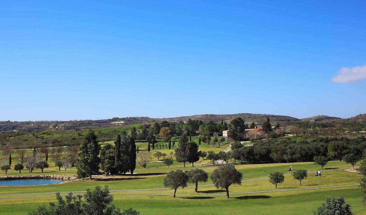 Minthis Resort Tsadha Esterno foto Golf course in Sotogrande, Spain