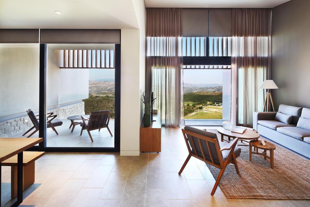 Minthis Resort Tsadha Esterno foto The interior of a typical suite at the hotel