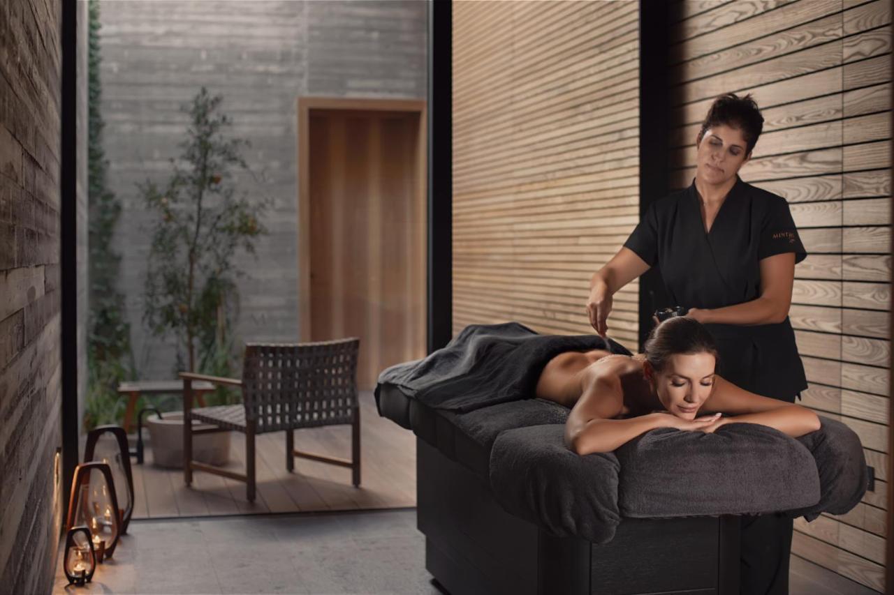 Minthis Resort Tsadha Esterno foto A massage therapist at work